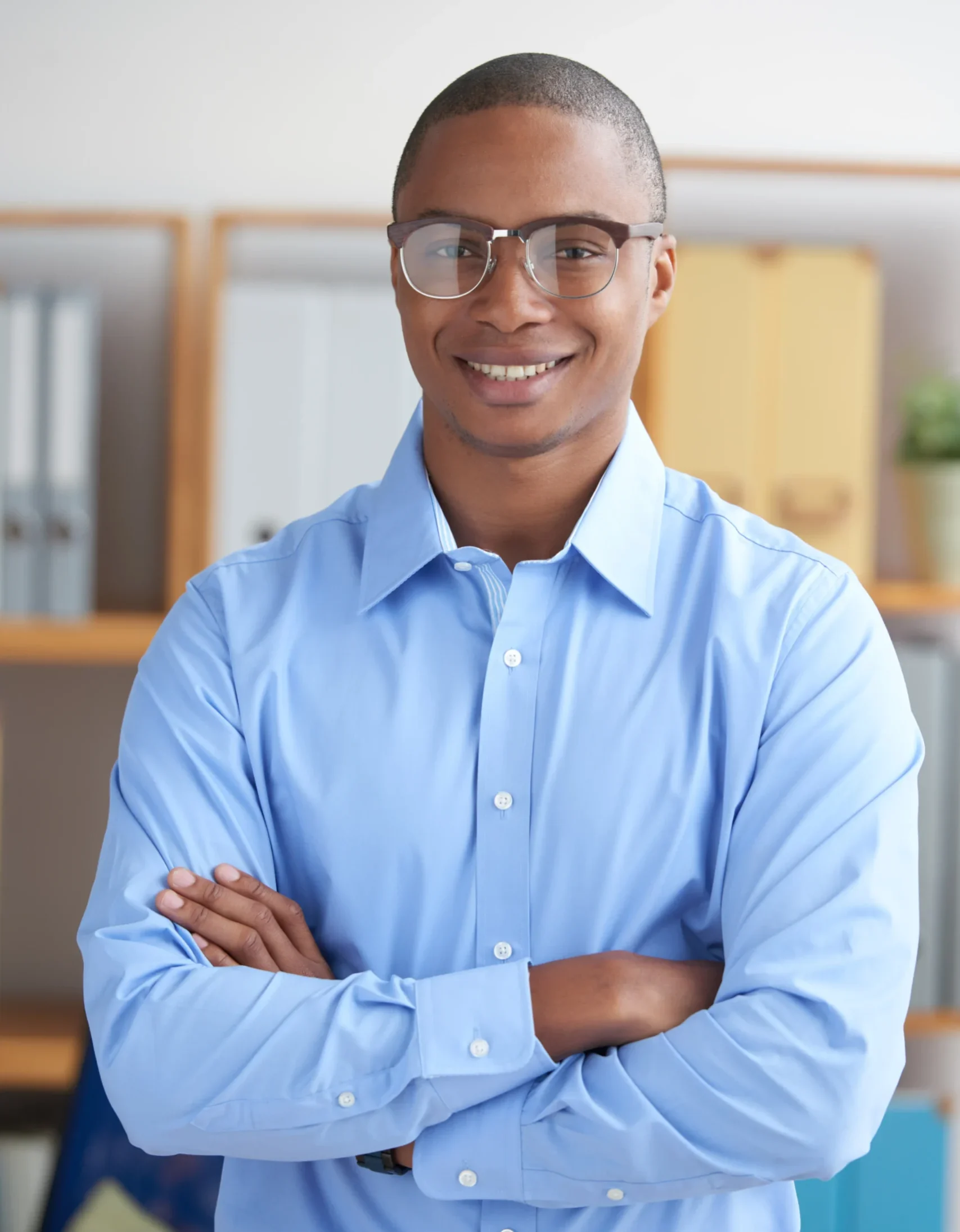 confiant-entrepreneur-regardant-la-camera-avec-les-bras-croises-en-souriant confiant-entrepreneur-regardant-la-camera-avec-les-bras-croises-en-souriant
