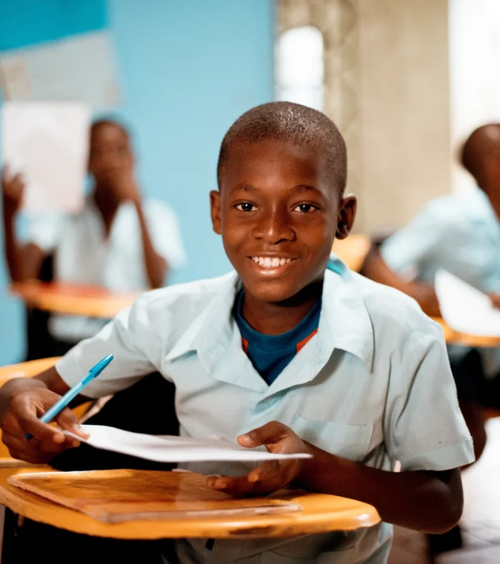 coup-de-mise-au-point-peu-profonde-d-un-enfant-africain-apprenant-a-l-ecole coup-de-mise-au-point-peu-profonde-d-un-enfant-africain-apprenant-a-l-ecole