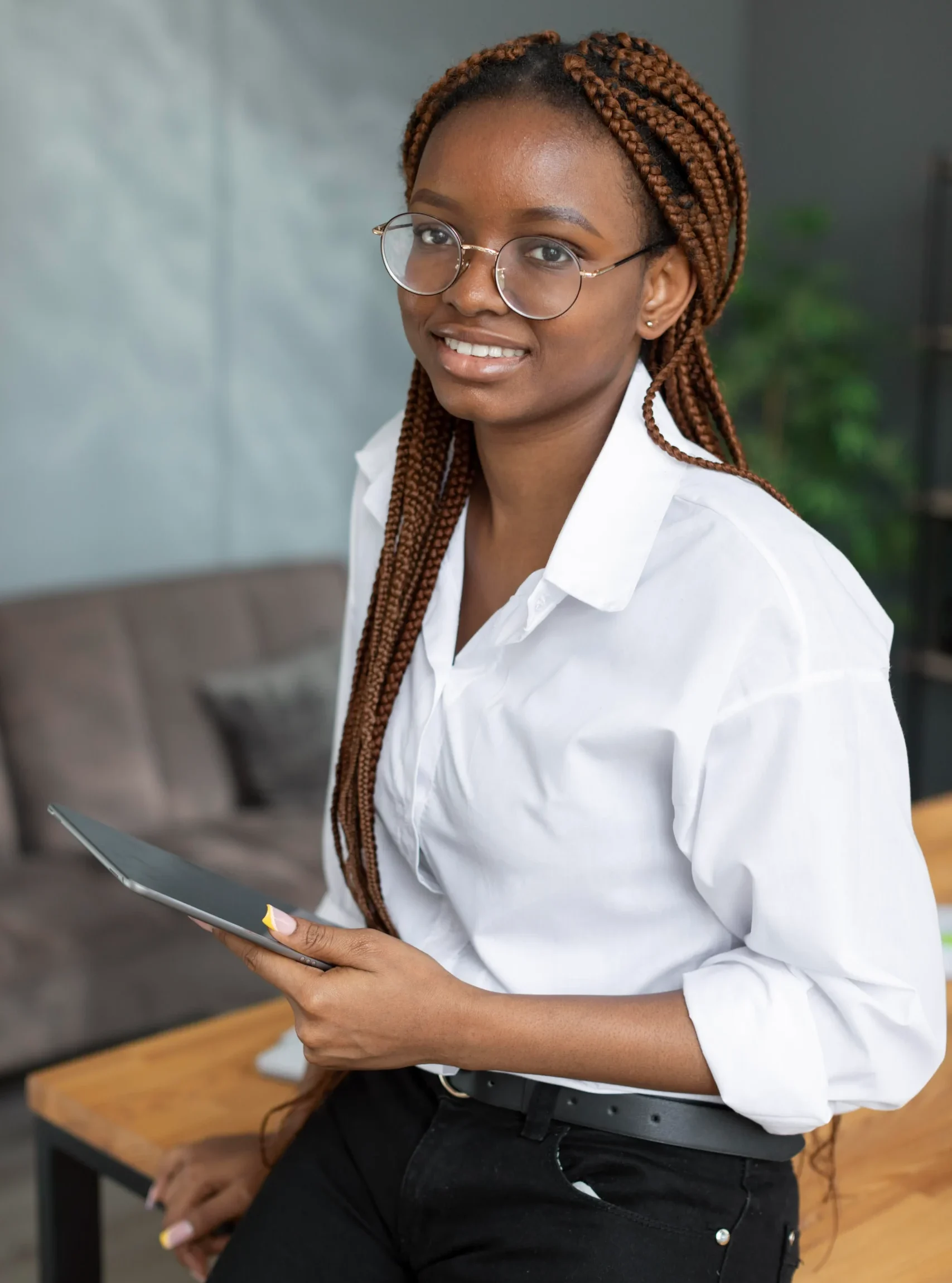 jeune-femme-tenant-une-tablette-au-travail (1)
